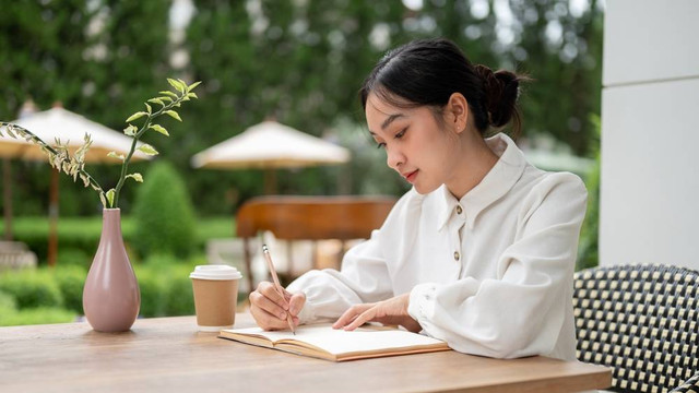 Semakin muda membeli asuransi, semakin terjangkau premi yang ditawarkan. Foto: Shutterstock